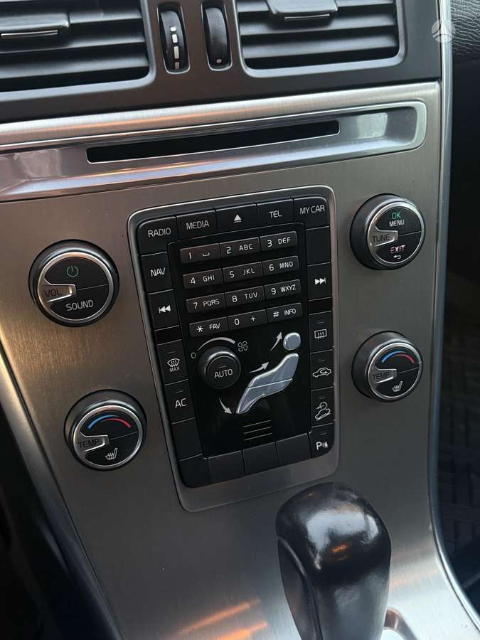 Volvo XC60 2011 — photo 21