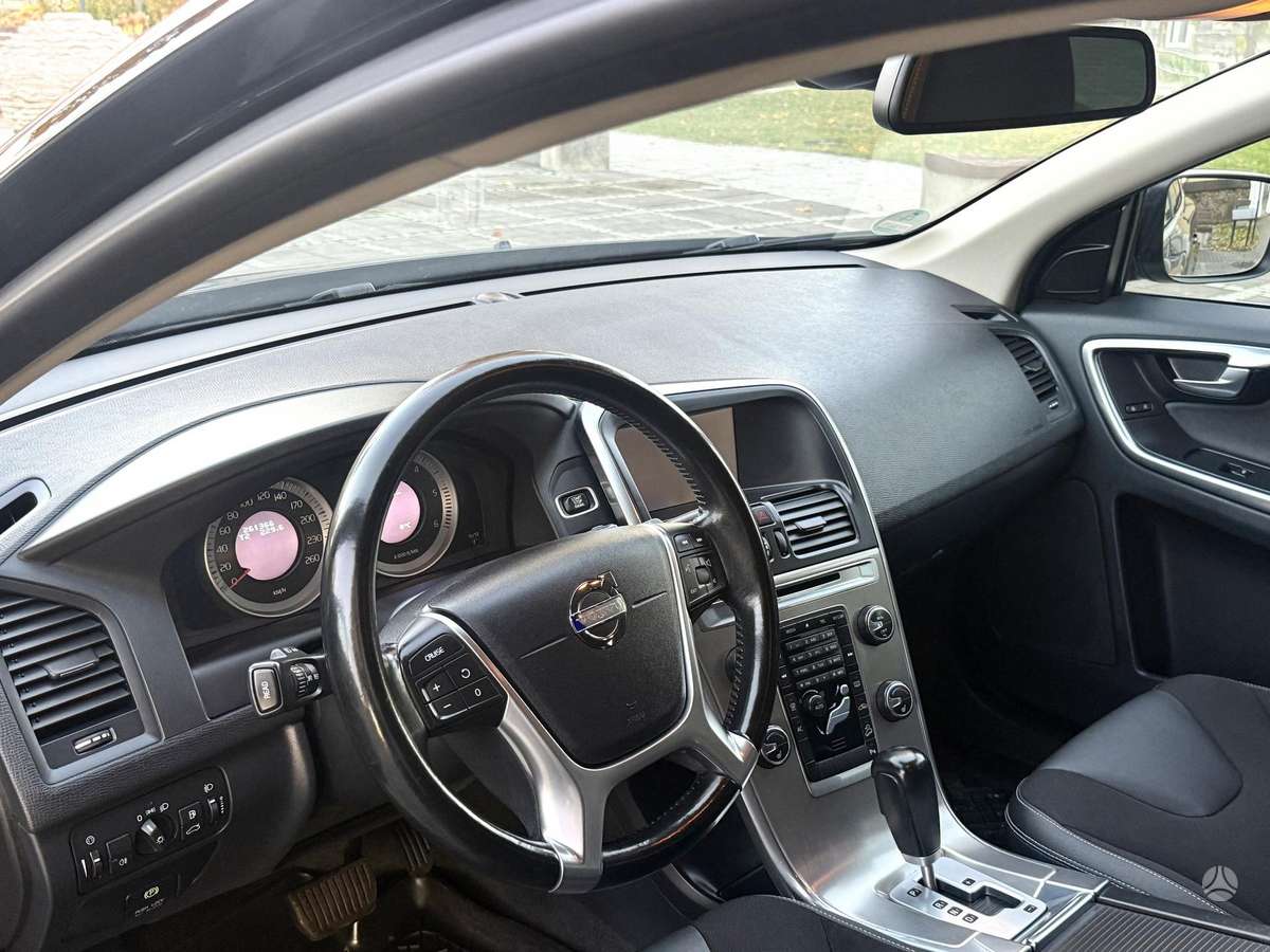Volvo XC60 2011 — photo 32