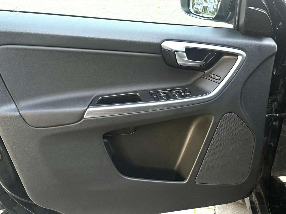 Volvo XC60 2011 — photo 36