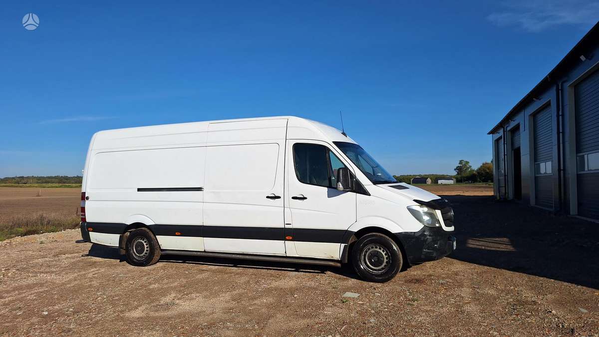 Mercedes-Benz Sprinter 2015 — rear view