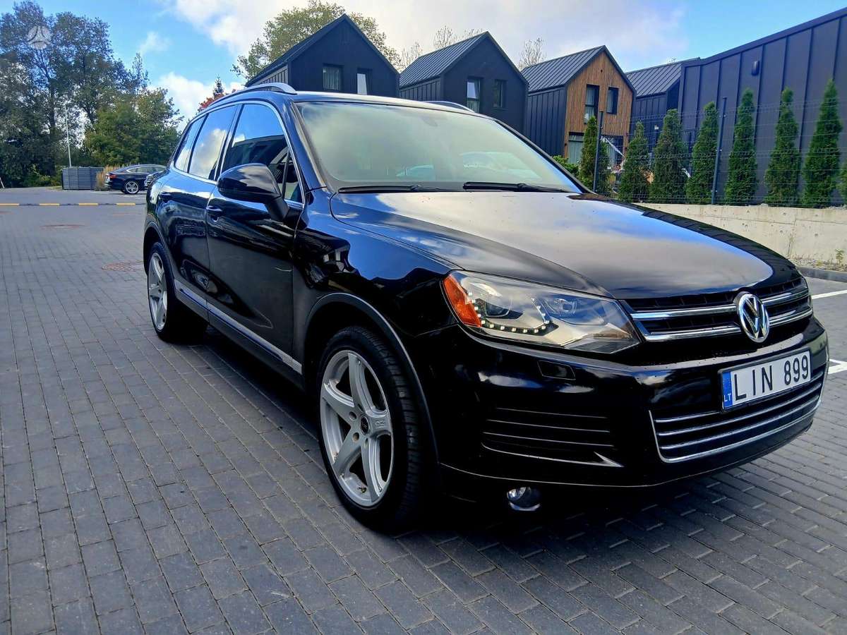 Volkswagen Touareg 2013 — вигляд ззаду