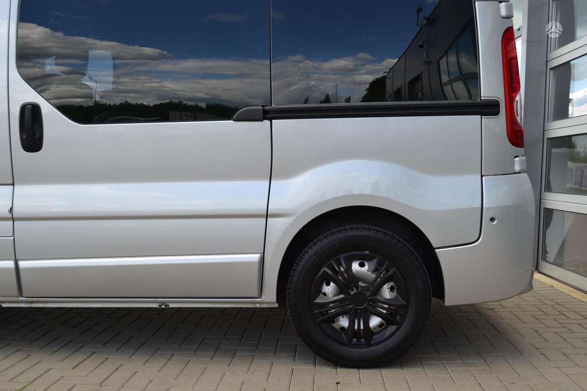 Opel Vivaro 2010 — photo 11