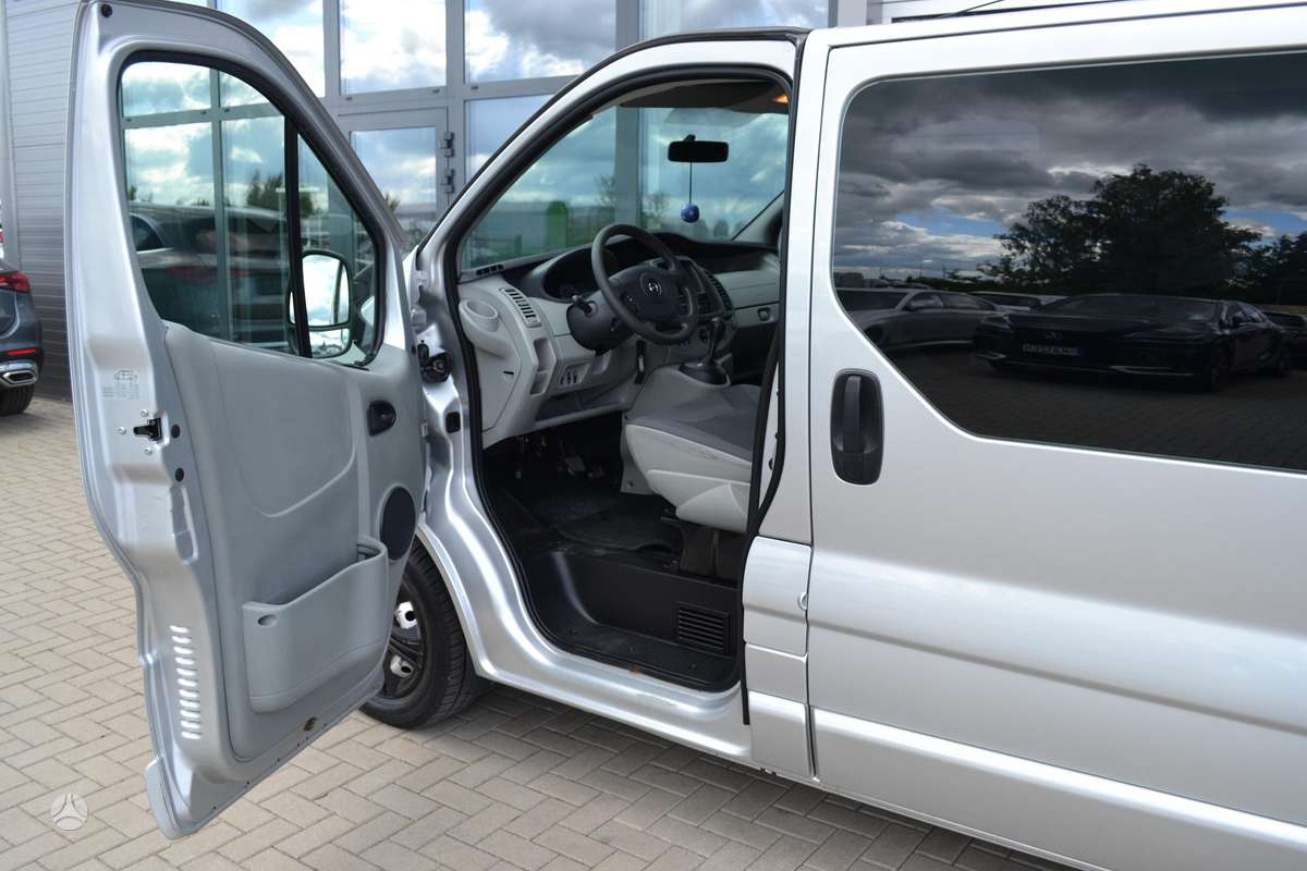 Opel Vivaro 2010 — photo 18