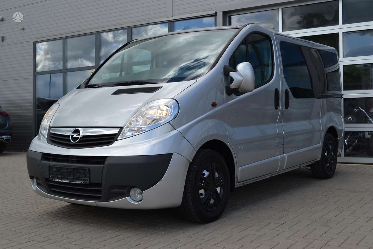 Opel Vivaro 2010 — rear view