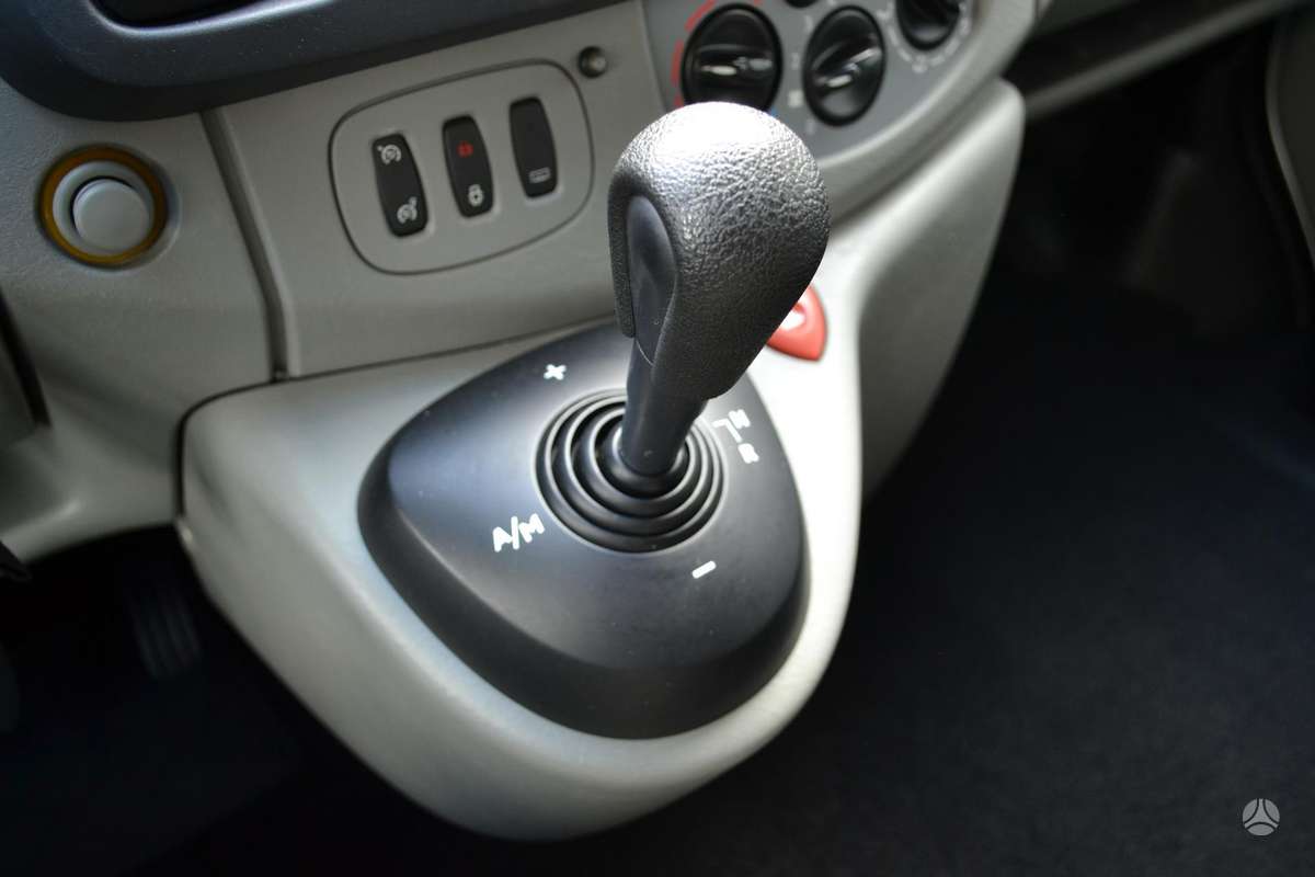 Opel Vivaro 2010 — photo 24