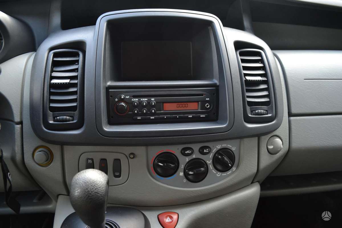 Opel Vivaro 2010 — photo 25
