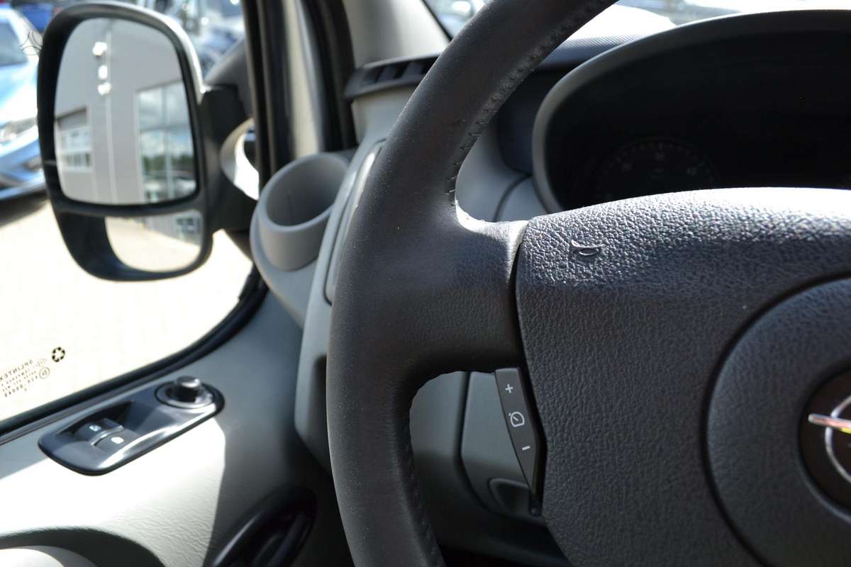 Opel Vivaro 2010 — photo 40