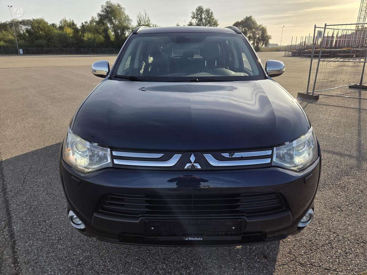 Mitsubishi Outlander 2013 — rear view