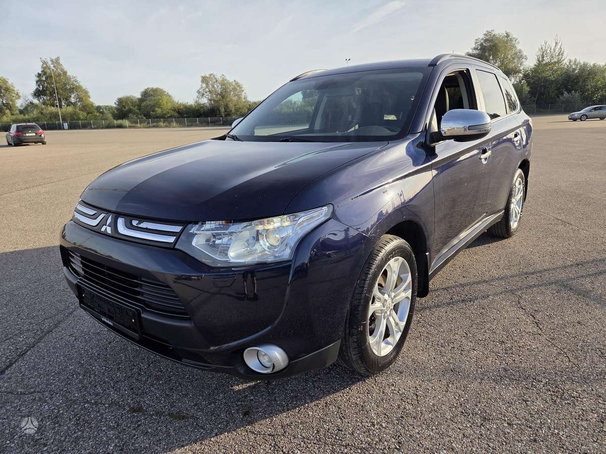Mitsubishi Outlander 2013 — interior