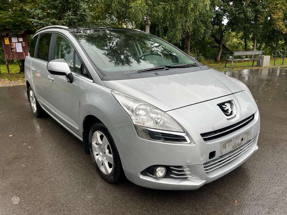 Peugeot 5008 2013 — вигляд ззаду