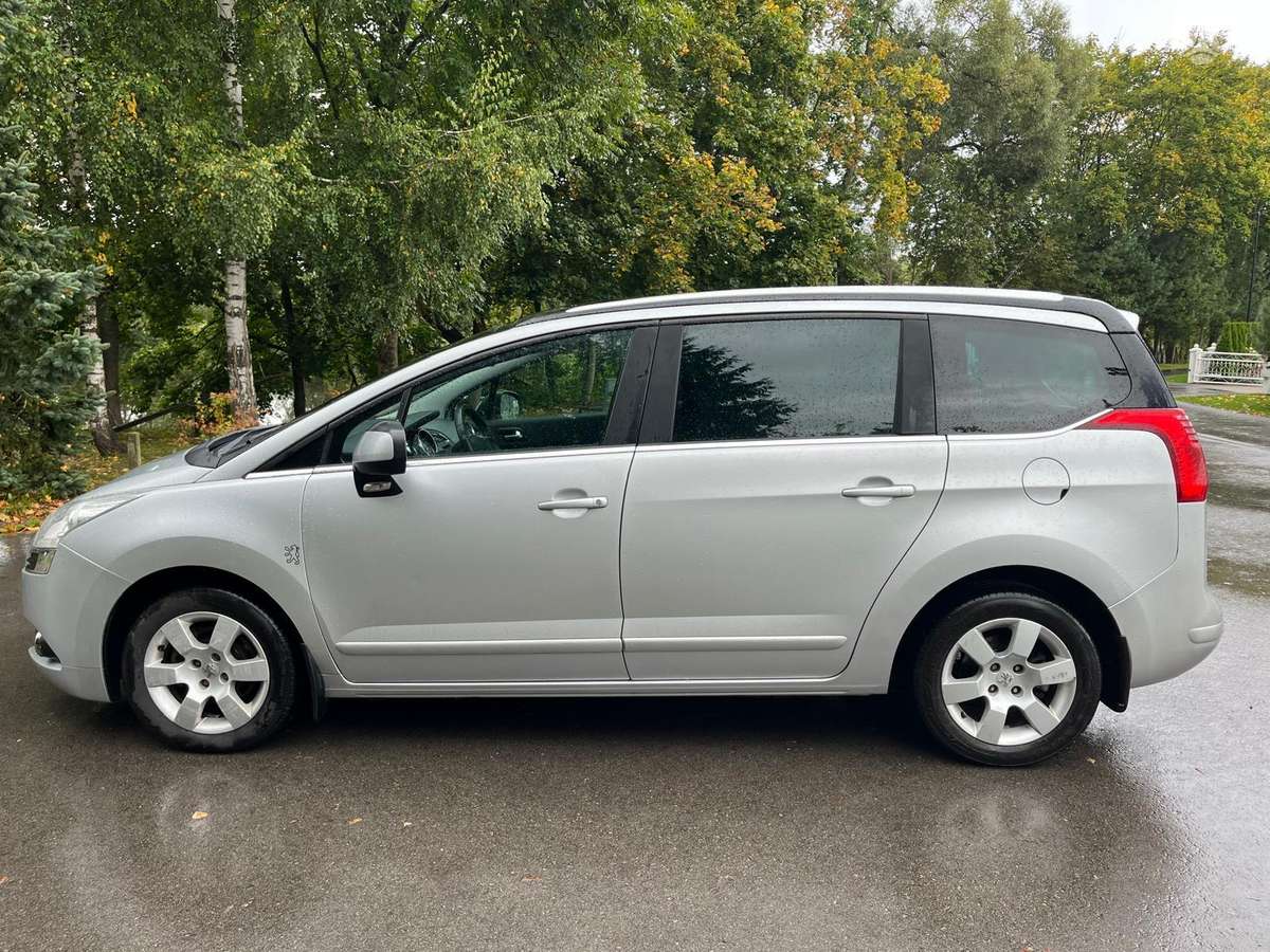 Peugeot 5008 2013 — салон