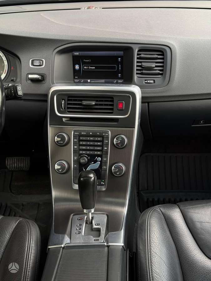 Volvo V60 2012 — photo 17