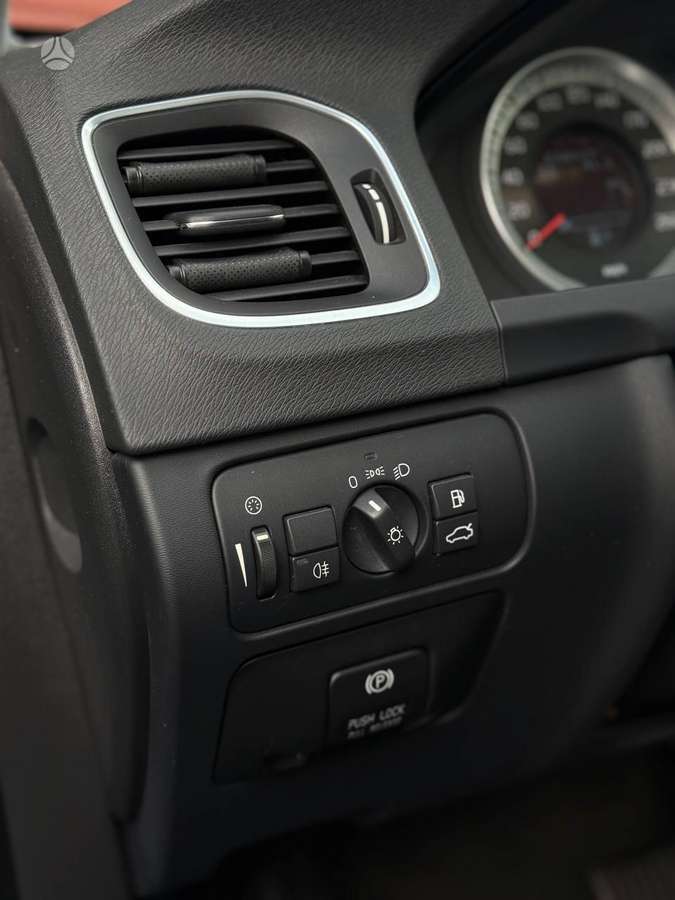 Volvo V60 2012 — photo 29