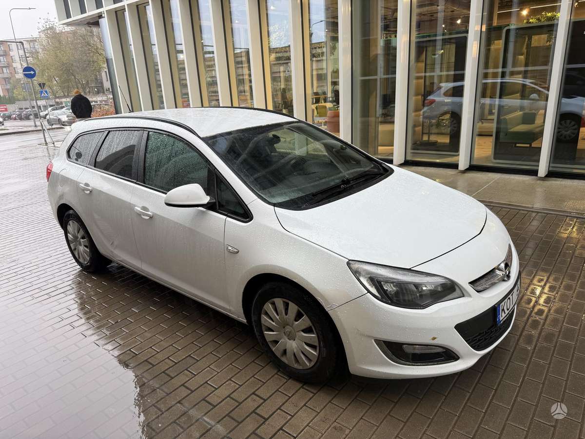 Opel Astra 2013 — вигляд ззаду