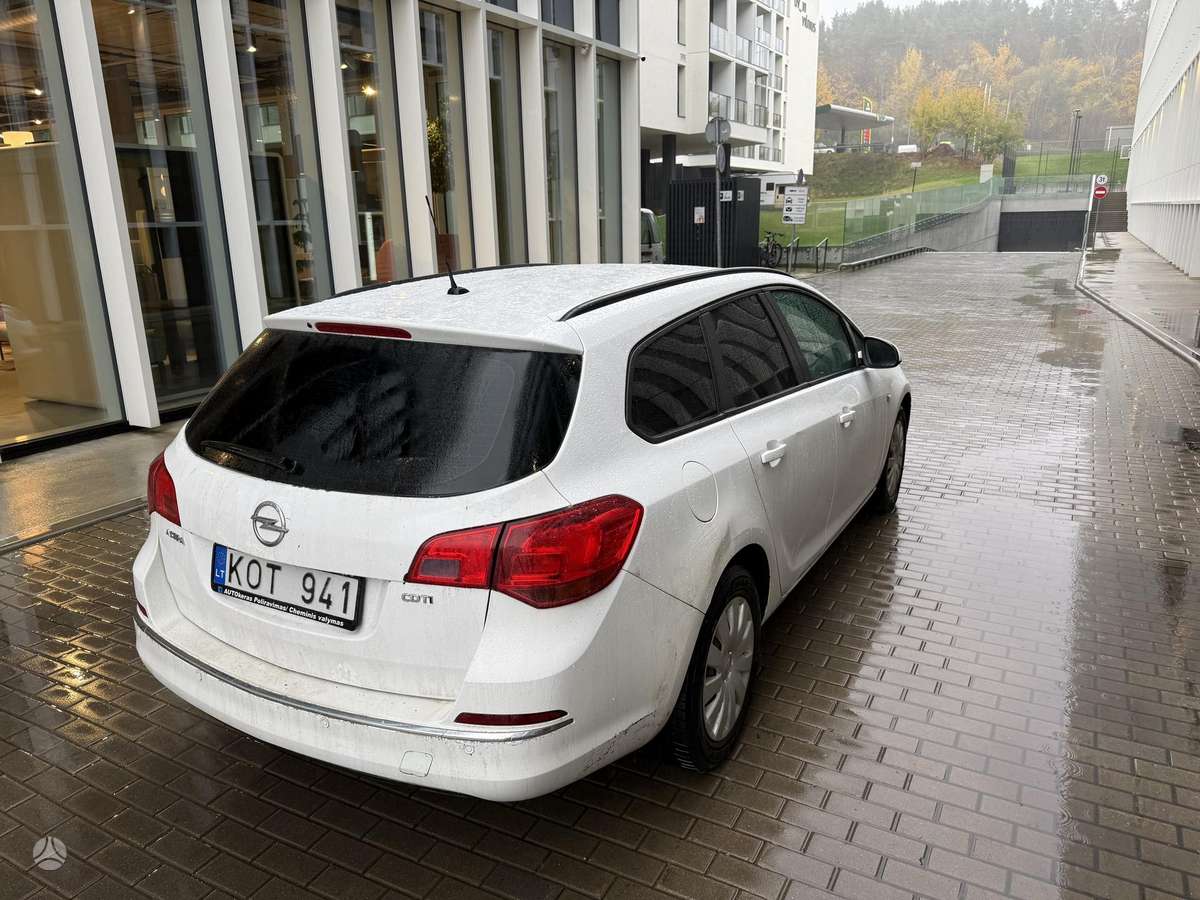 Opel Astra 2013 — салон