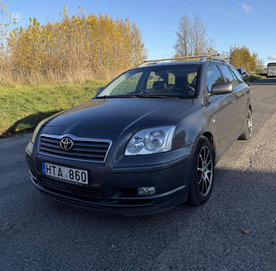 Toyota Avensis 2005 — вигляд ззаду