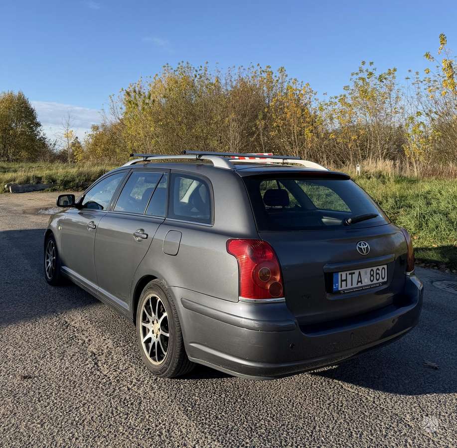 Toyota Avensis 2005 — салон