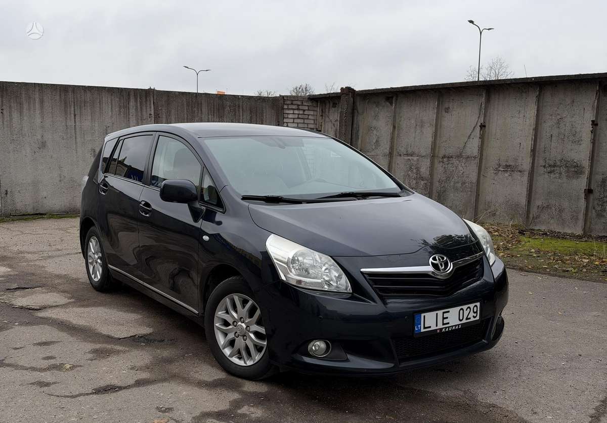 Toyota Verso 2012 — rear view