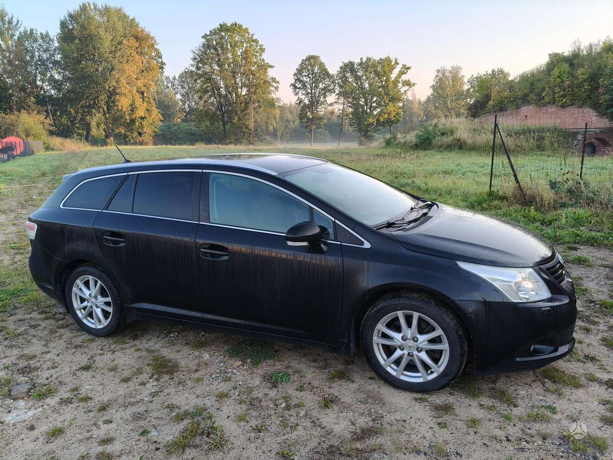 Toyota Avensis 2011 — вигляд ззаду