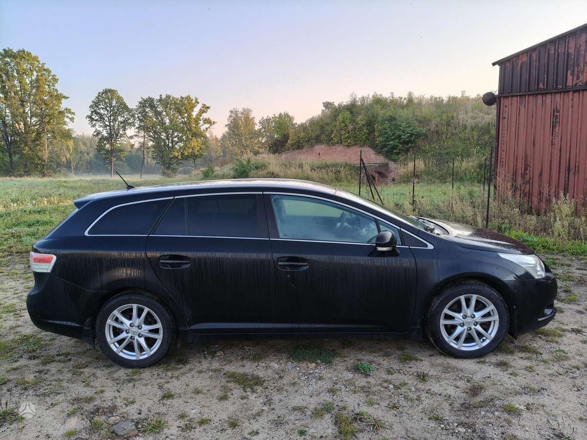 Toyota Avensis 2011 — салон
