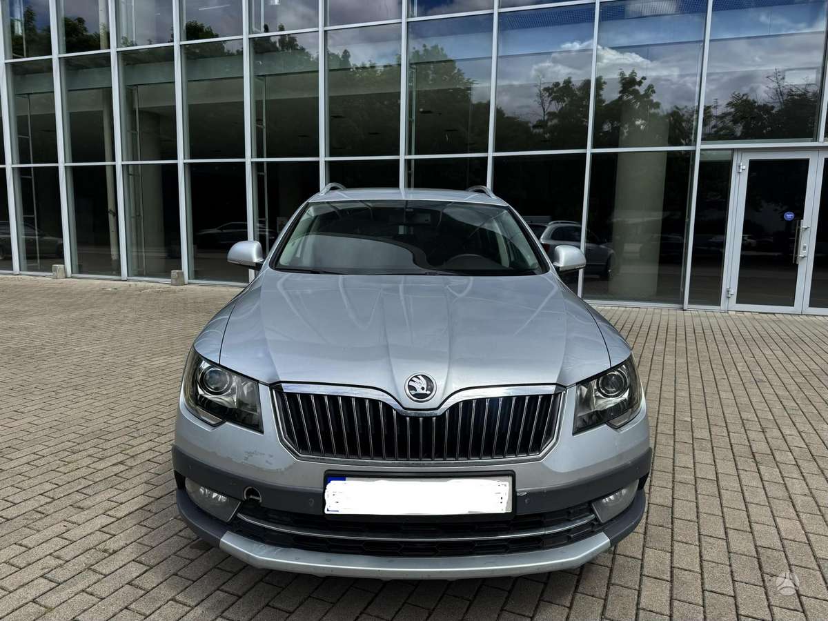 Skoda Superb 2015 — вигляд ззаду