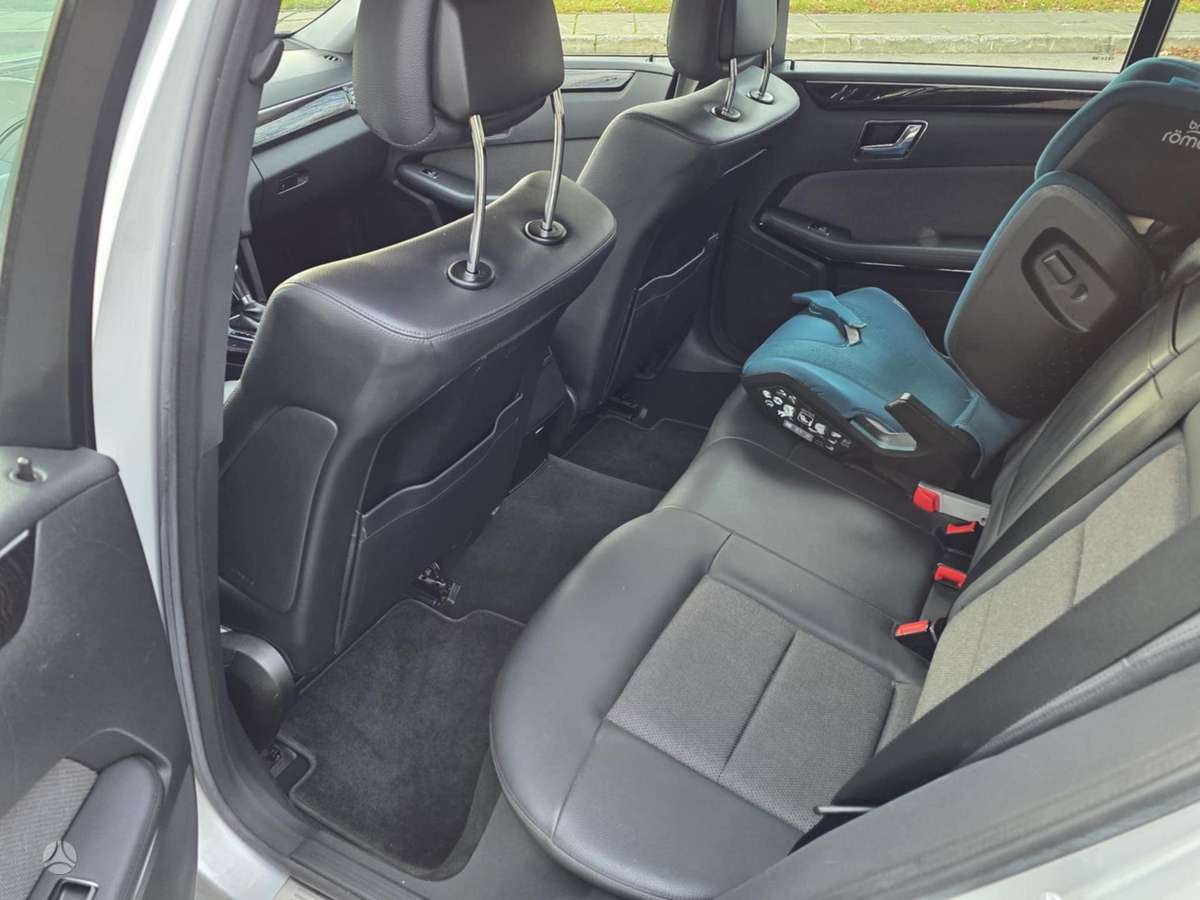Mercedes-Benz E220 2011 — photo 11