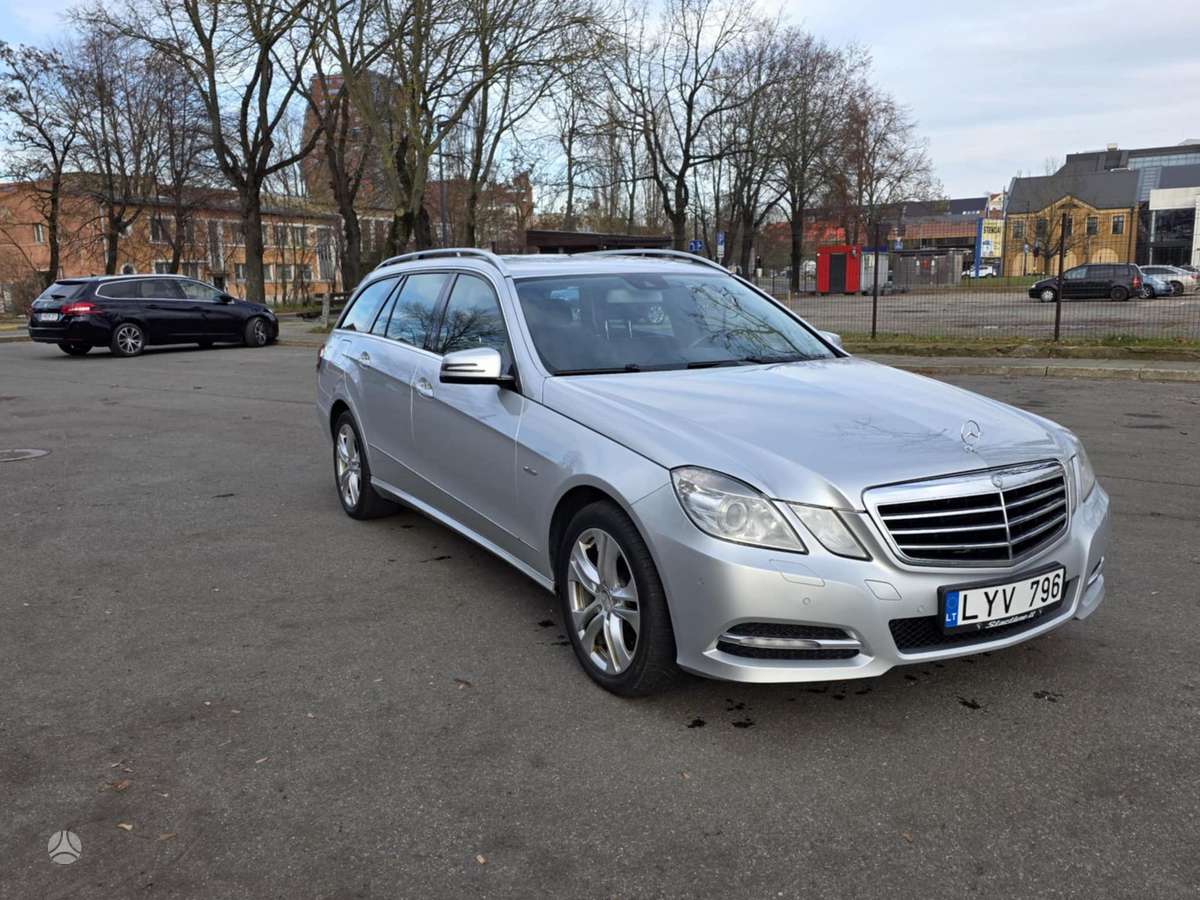Mercedes-Benz E220 2011 — rear view