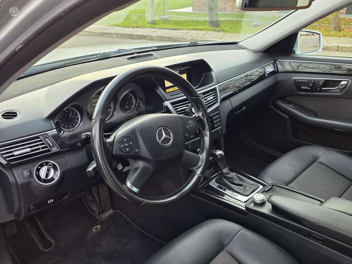 Mercedes-Benz E220 2011 — photo 8