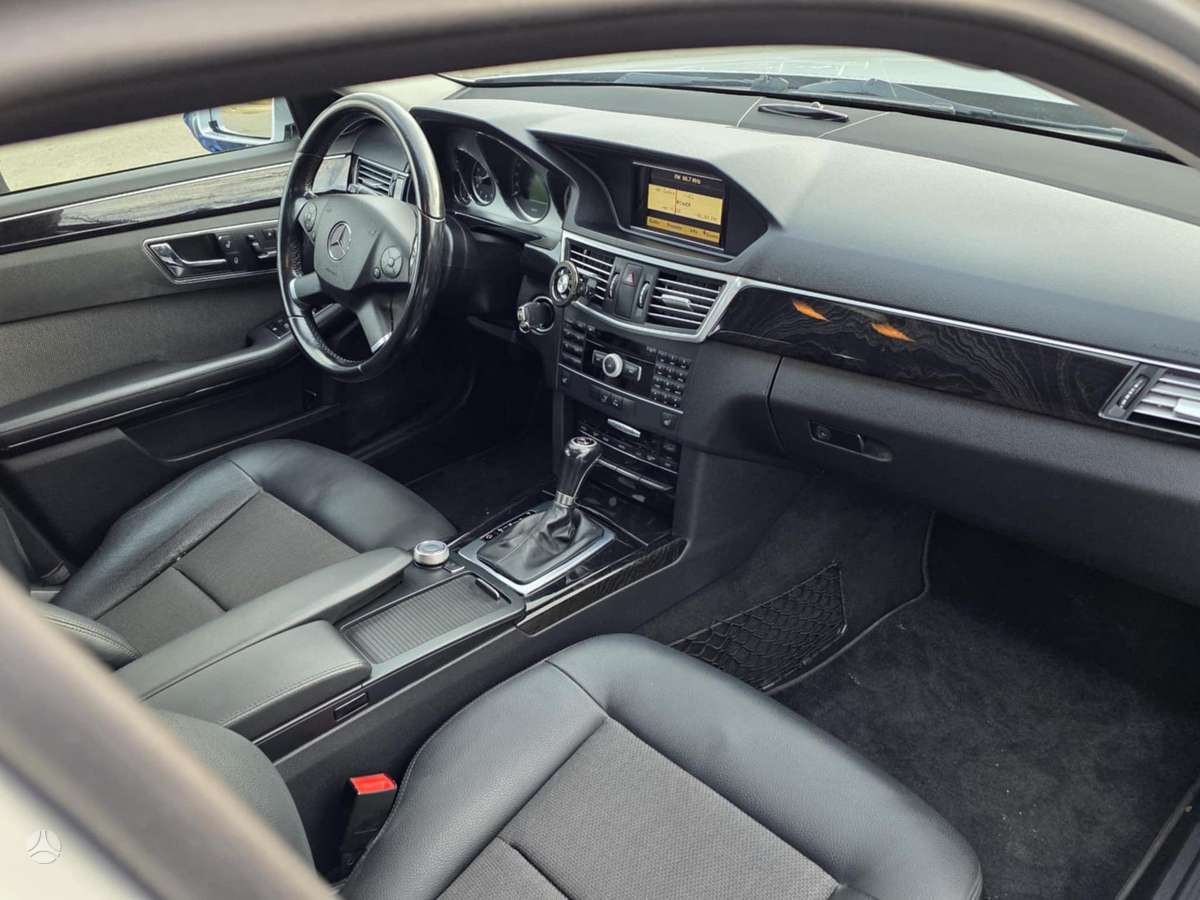 Mercedes-Benz E220 2011 — photo 9