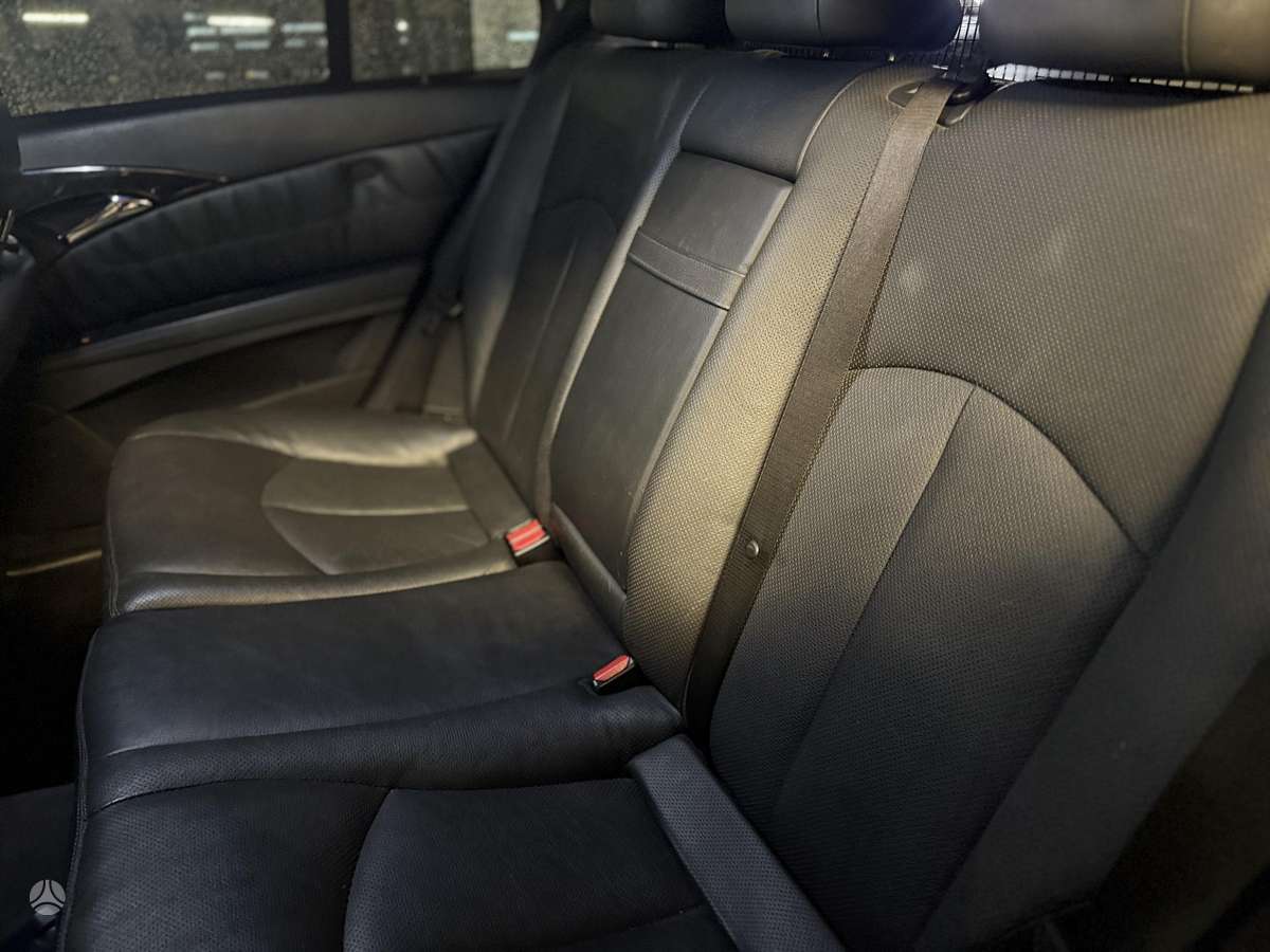 Mercedes-Benz E320 2004 — photo 13