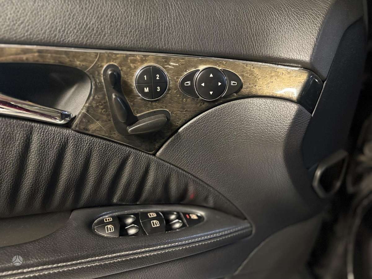 Mercedes-Benz E320 2004 — photo 18