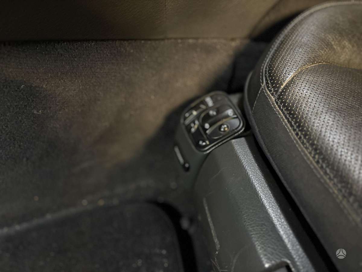 Mercedes-Benz E320 2004 — photo 19