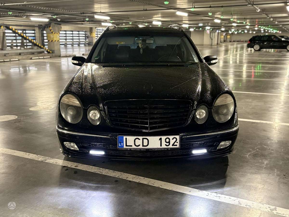 Mercedes-Benz E320 2004 — rear view
