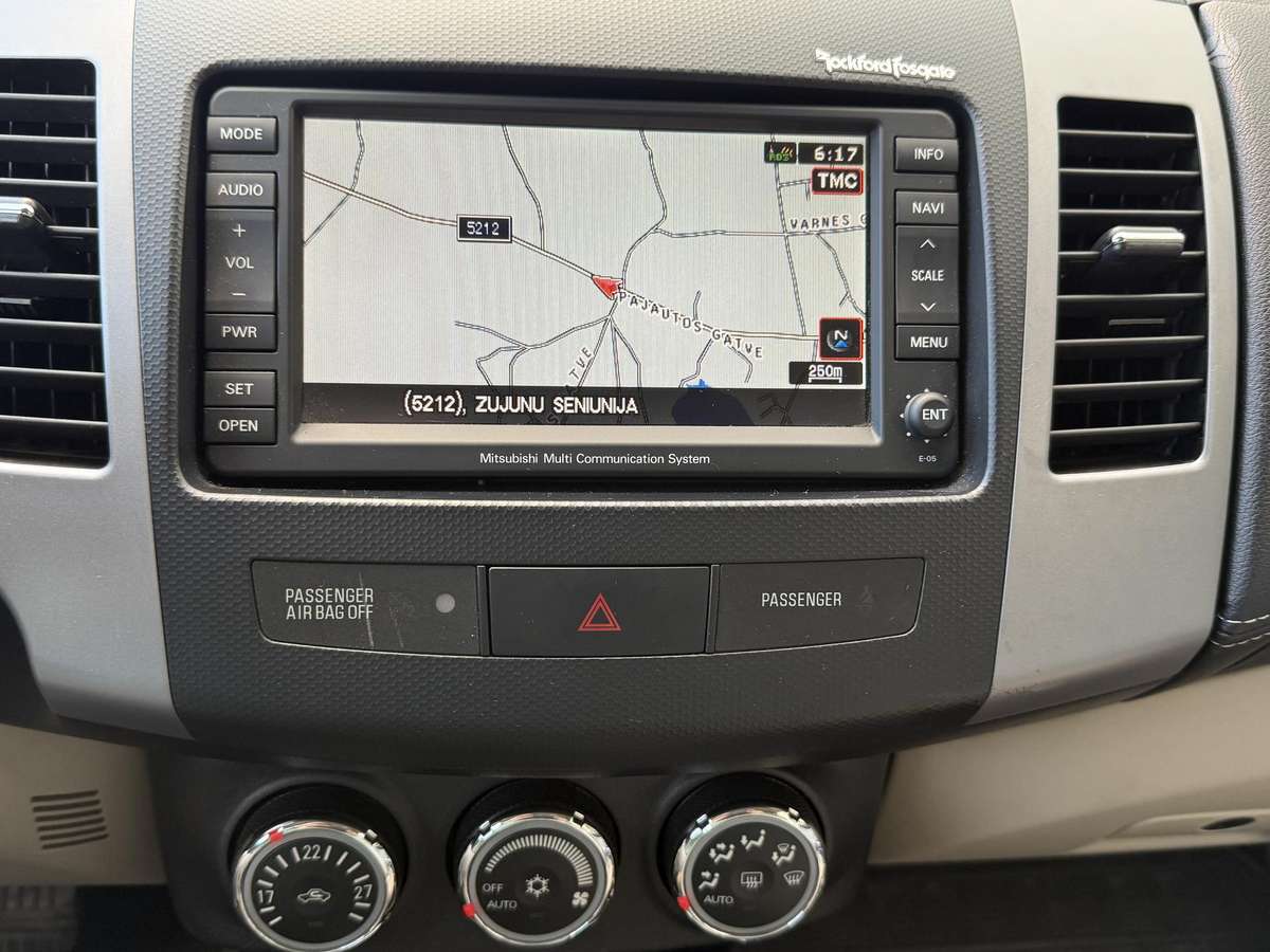 Mitsubishi Outlander 2012 — photo 11