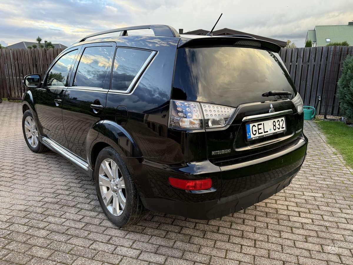 Mitsubishi Outlander 2012 — interior
