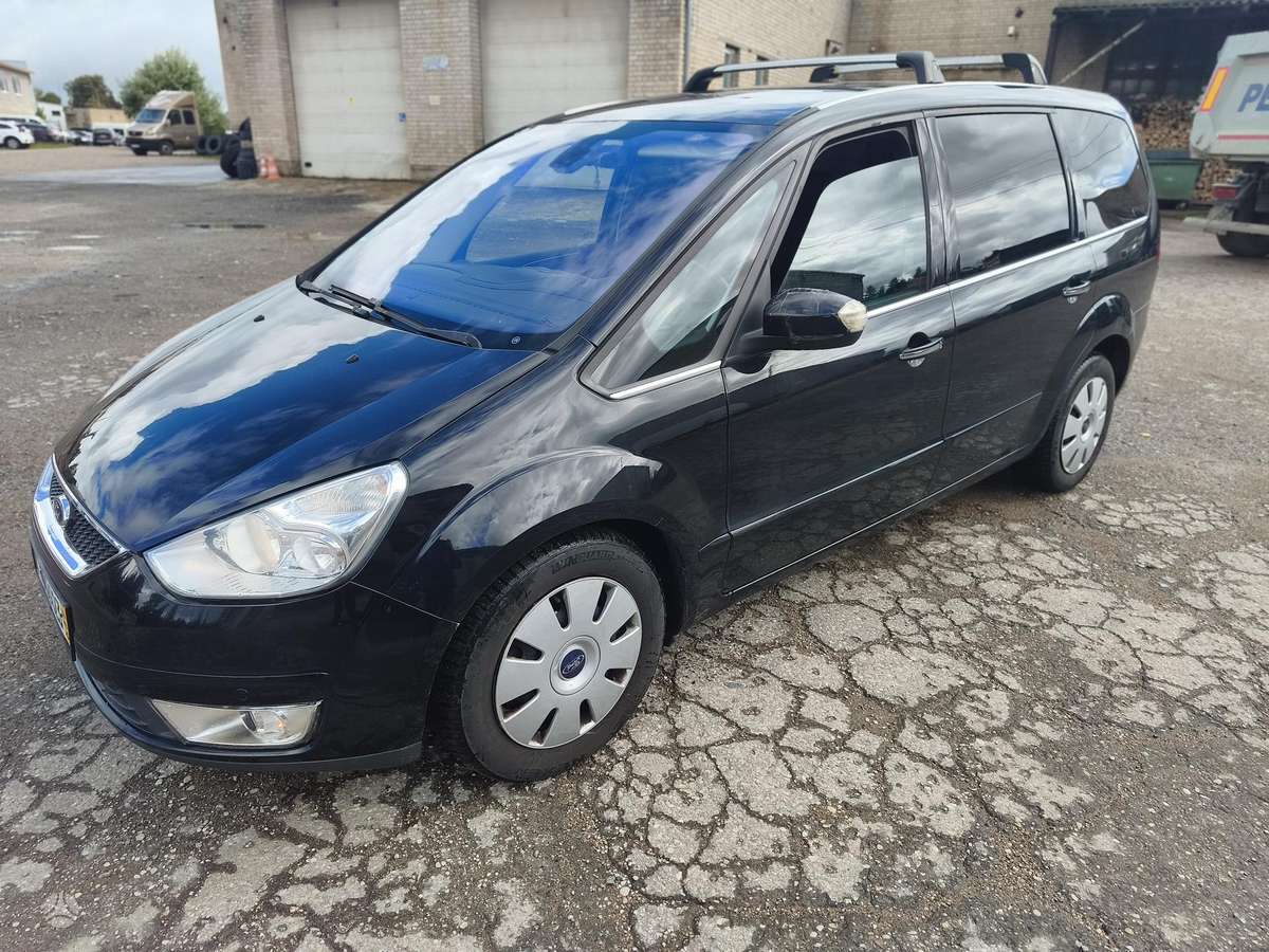 Ford Galaxy 2010 — rear view