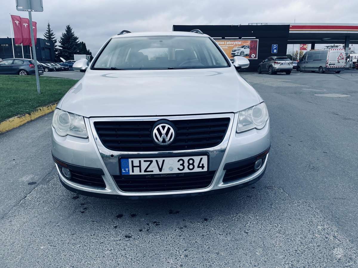 Volkswagen Passat 2010 — rear view