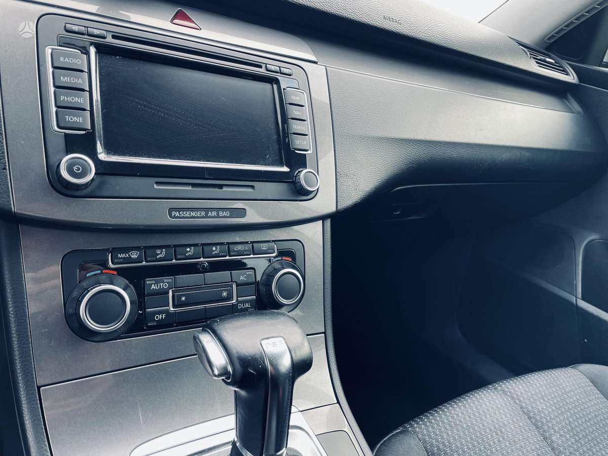 Volkswagen Passat 2010 — photo 8