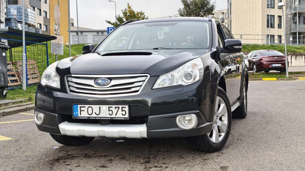 Subaru Outback 2011 — салон