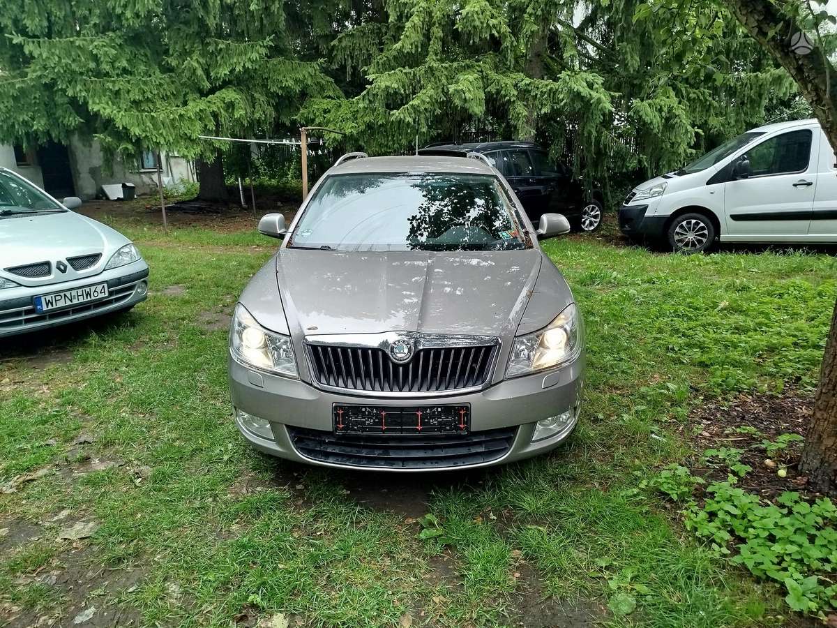 Skoda Octavia 2011 — rear view
