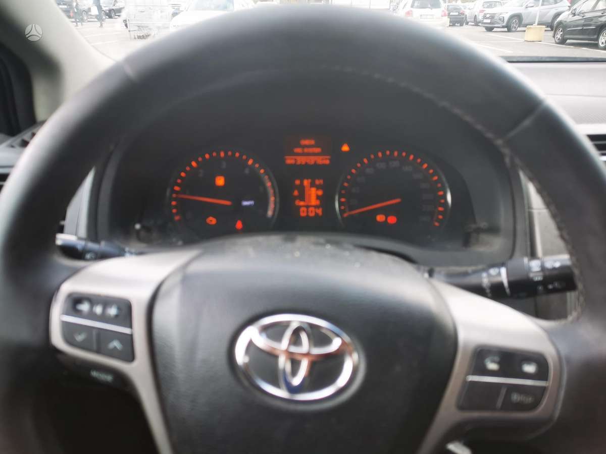 Toyota Avensis 2010 — photo 17