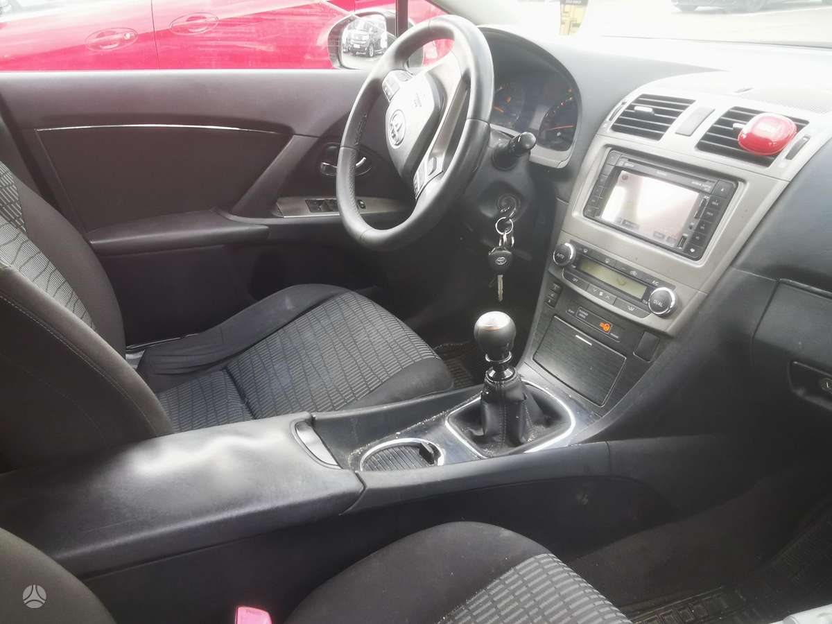Toyota Avensis 2010 — interior