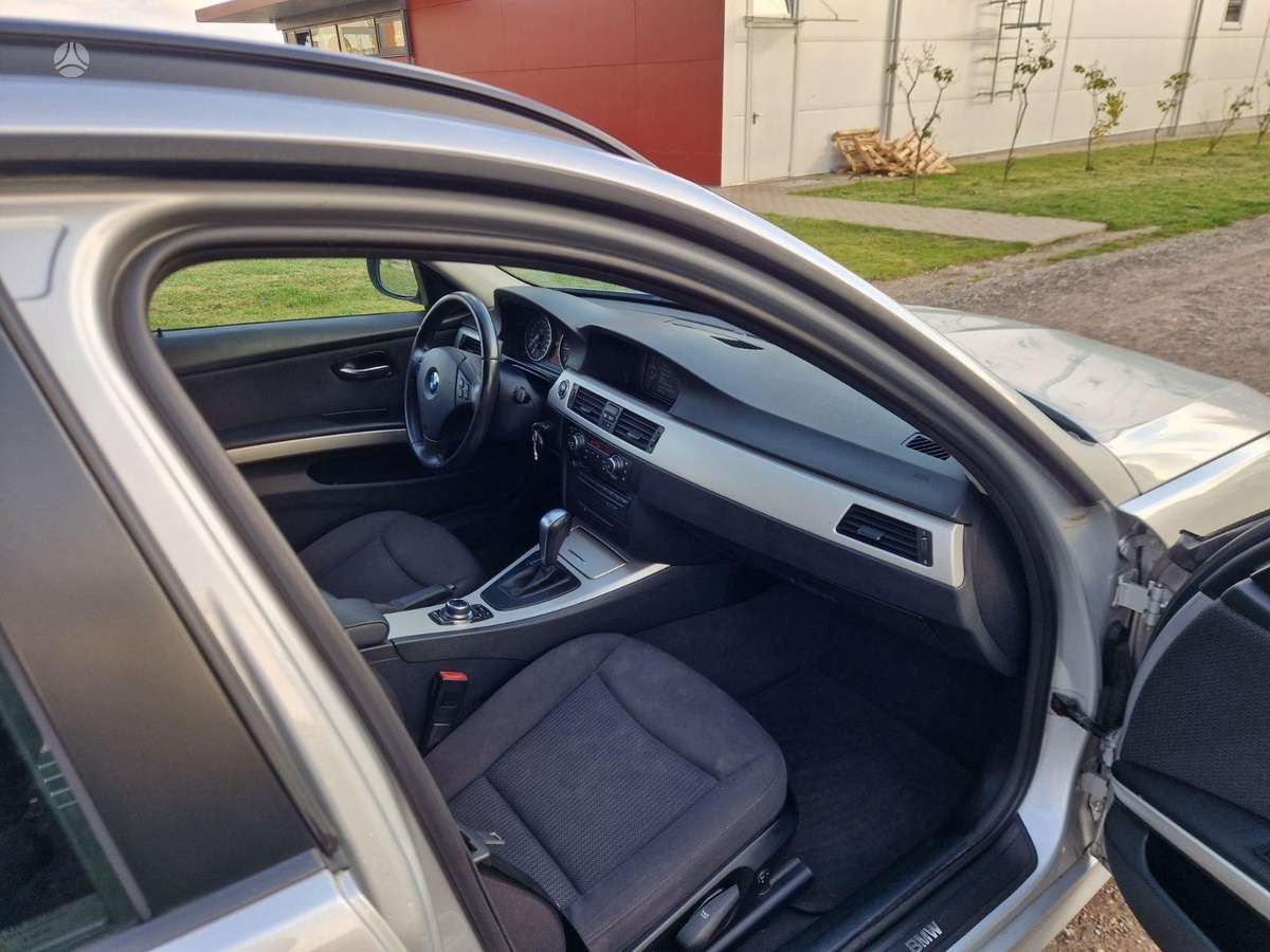 BMW 320 2011 — photo 10