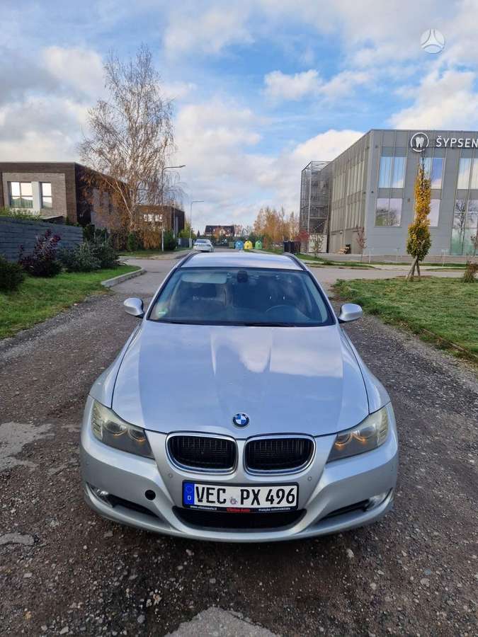 BMW 320 2011 — rear view