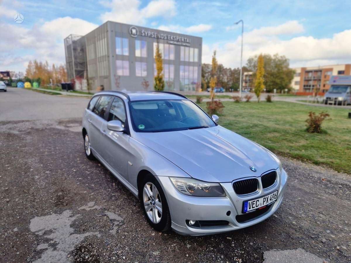 BMW 320 2011 — interior