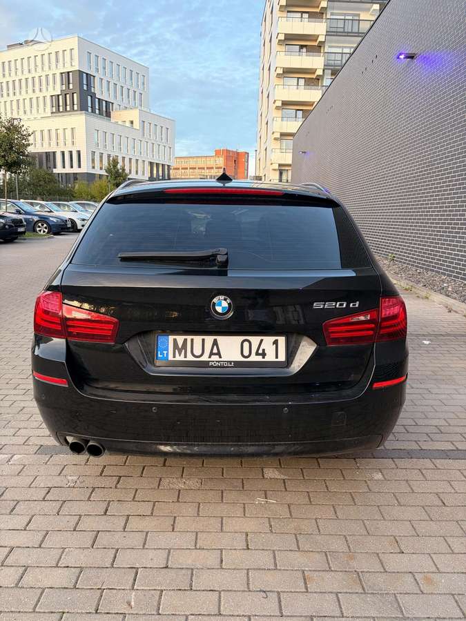 BMW 520 2014 — вигляд ззаду