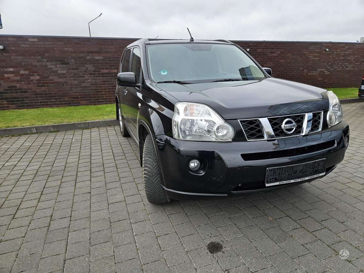Nissan X-Trail 2010 — rear view