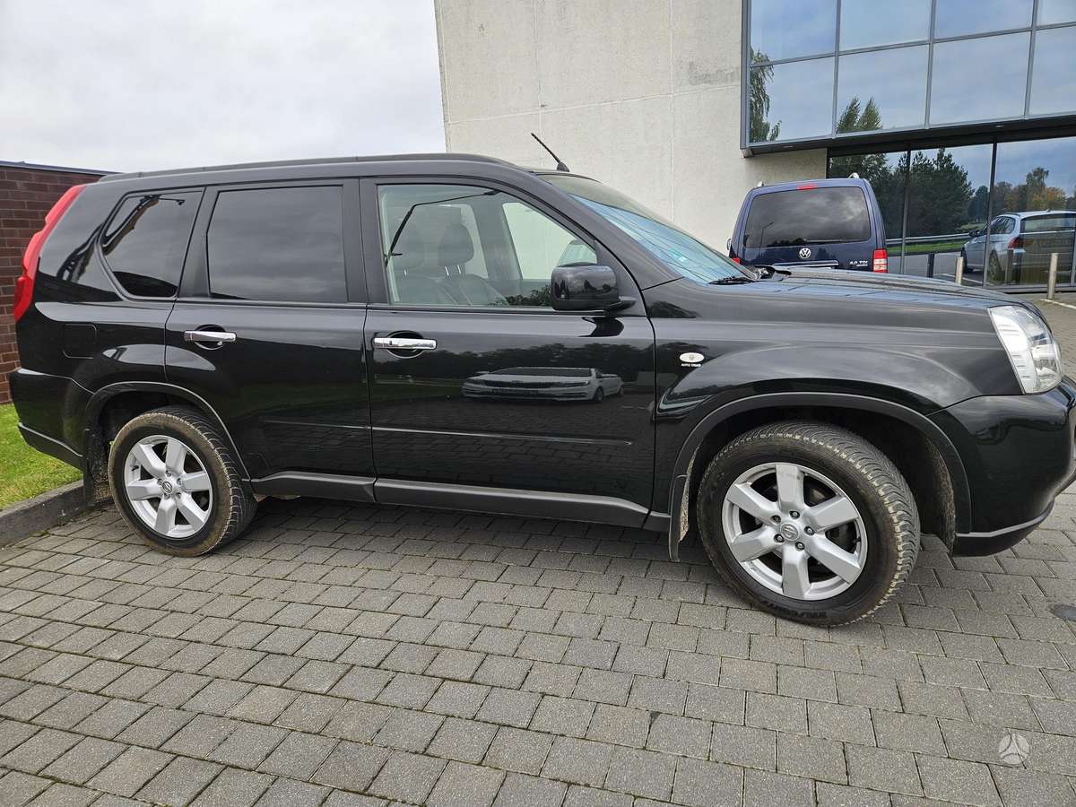 Nissan X-Trail 2010 — interior