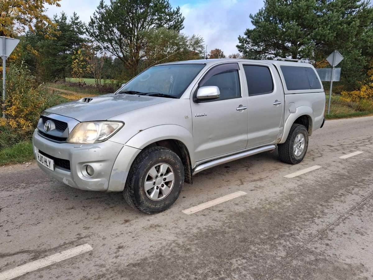 Toyota Hilux 2010 — rear view