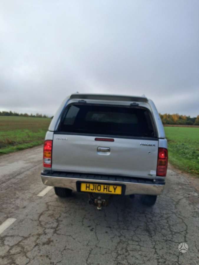Toyota Hilux 2010 — engine 2500 cm³